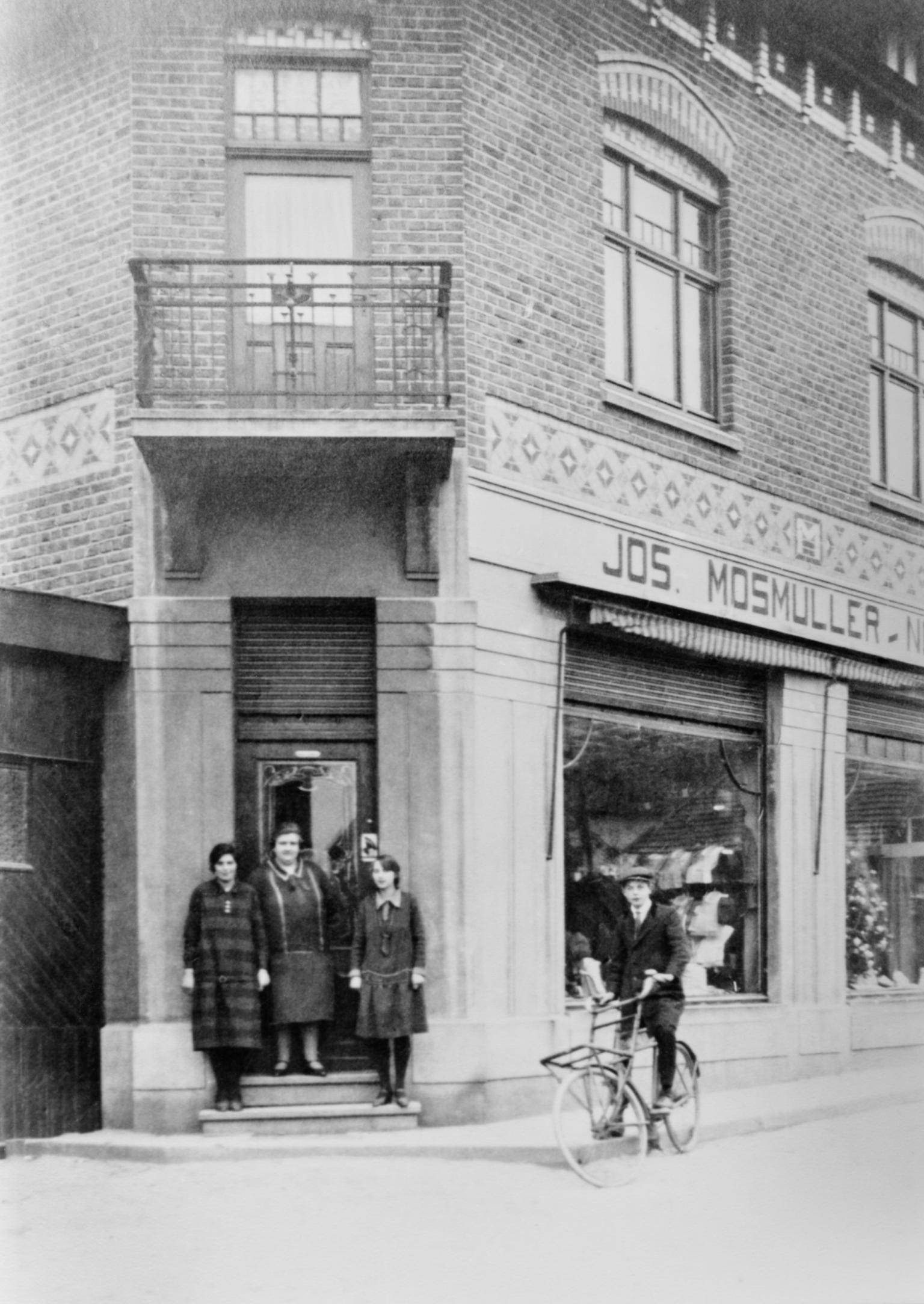 De voormalige entree van het pand Mosmuller-Nols aan de Hoogstraat, rond 1920 (foto: beeldbank gemeente Landgraaf)